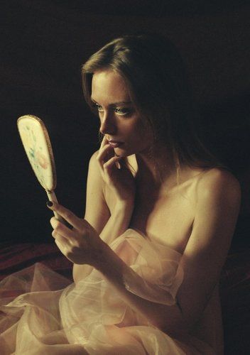 Karolina with mirror II