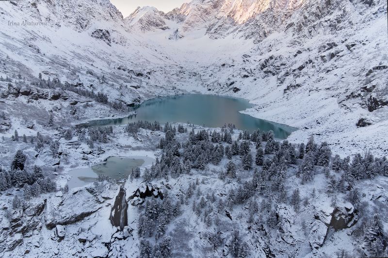 Первый снег на озере Куйгук фото превью
