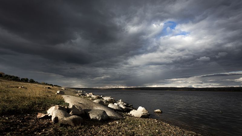 камни, река, Енисей, тучи Камни на берегу Енисея фото превью