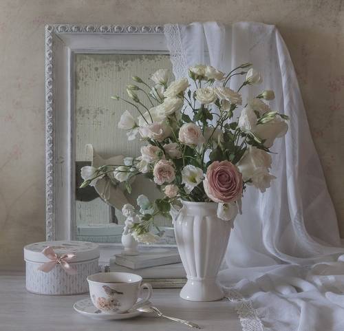 На туалетном столике. В стиле «шебби-шик».