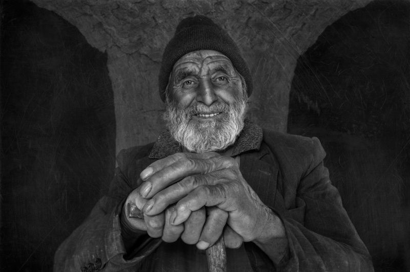 #Chin #Beard #Flash photography #Facial hair #Grey #Style #Art #Headgear #Wrinkle #Monochrome photography #portrait #smile #people  The loneliest smile  фото превью