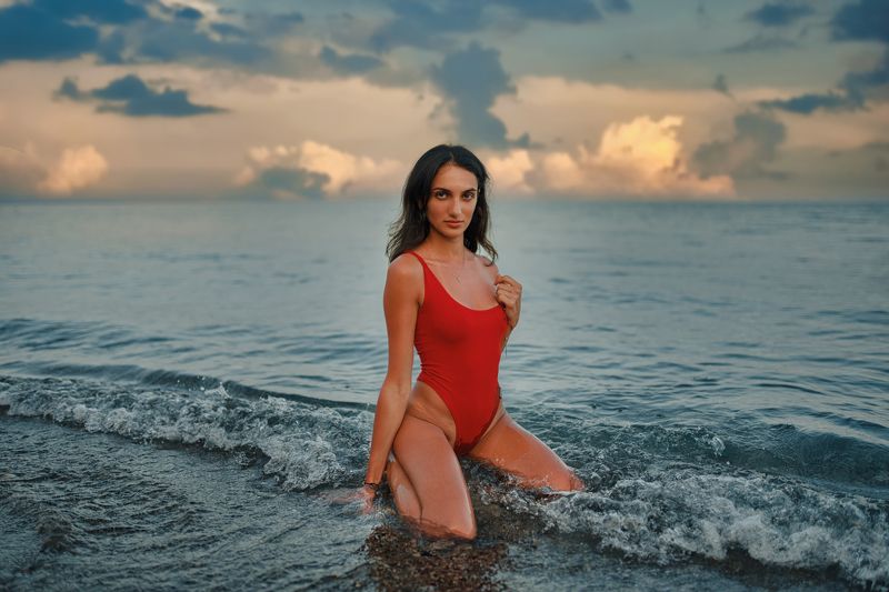 red swimsuit фото превью