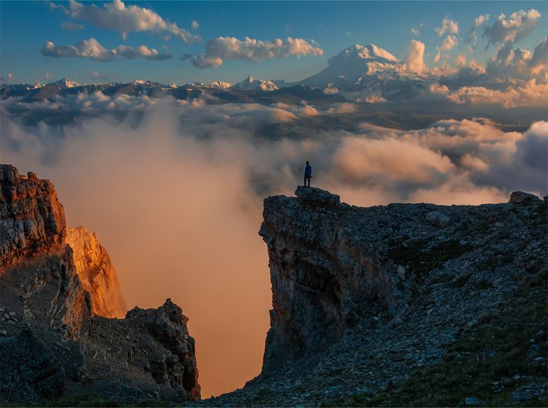 природа, пейзаж, горы, кавказ, природа россии, дикая природа, закат, свет, облака, вечер, лето, канжол, эльбрус Когда весь мир под ногами фото превью