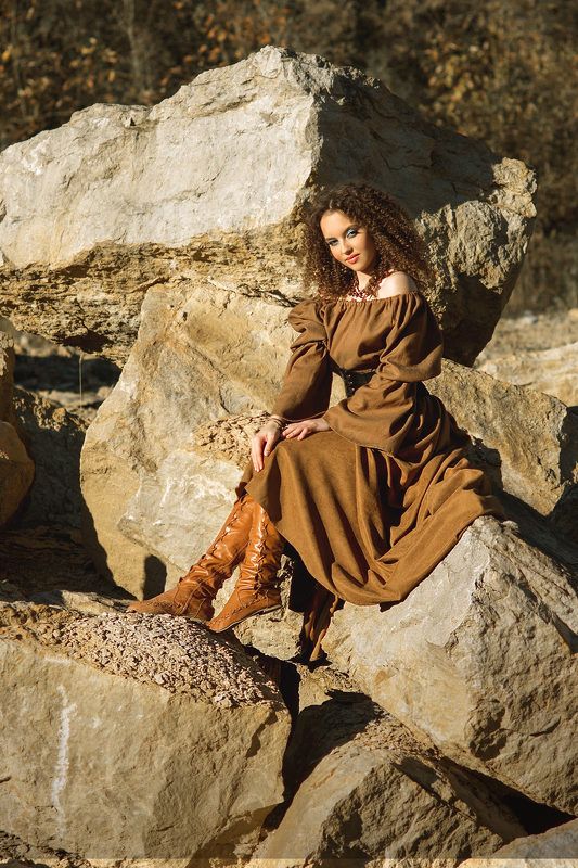 Девушка на камнях фото превью