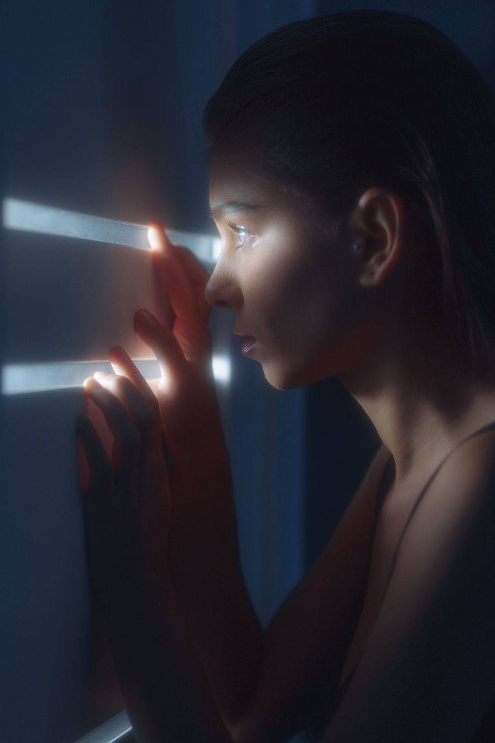 девушка, взгляд, портрет девушки, неон, свет сквозь щель, neon, Ярослав Фущич