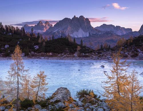 Альпийский пейзаж с замёрзшим озером.