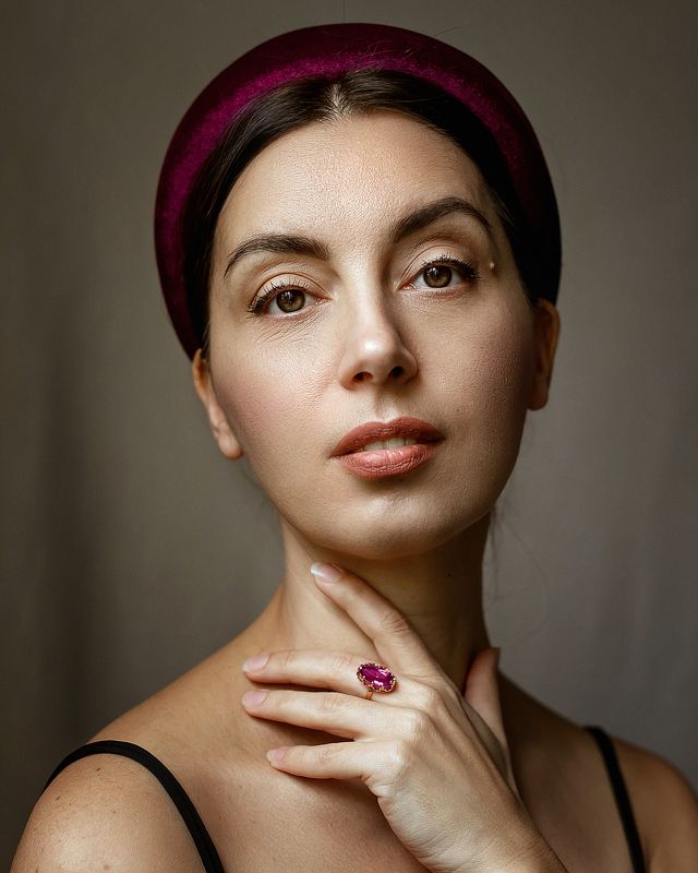 автопортрет, брюнетка, женский портрет, перстень, крупный портрет, женщина Автопортрет фото превью