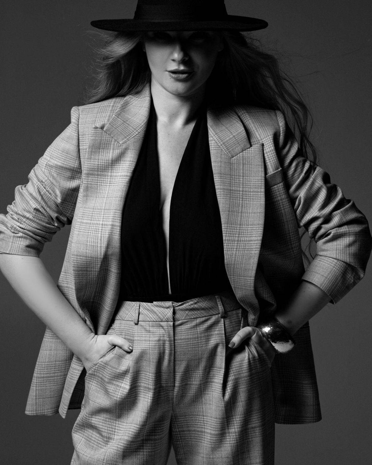 женский портрет, шикарная, красотка. девушка, фэшн, pretty woman, fashion, adult, lips, portrait, girl, attractive, pretty, model, hair, beautiful, natural, female, smile, beauty, studio, lady, elegance, glamour, curly, elegant,, Мелана Романова