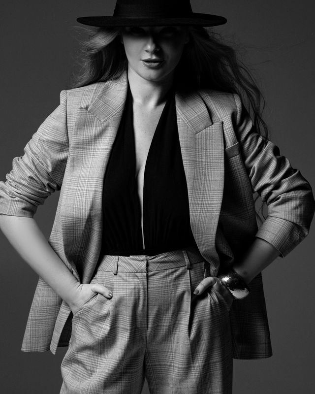 женский портрет, шикарная, красотка. девушка, фэшн, pretty woman, fashion, adult, lips, portrait, girl, attractive, pretty, model, hair, beautiful, natural, female, smile, beauty, studio, lady, elegance, glamour, curly, elegant,  фото превью