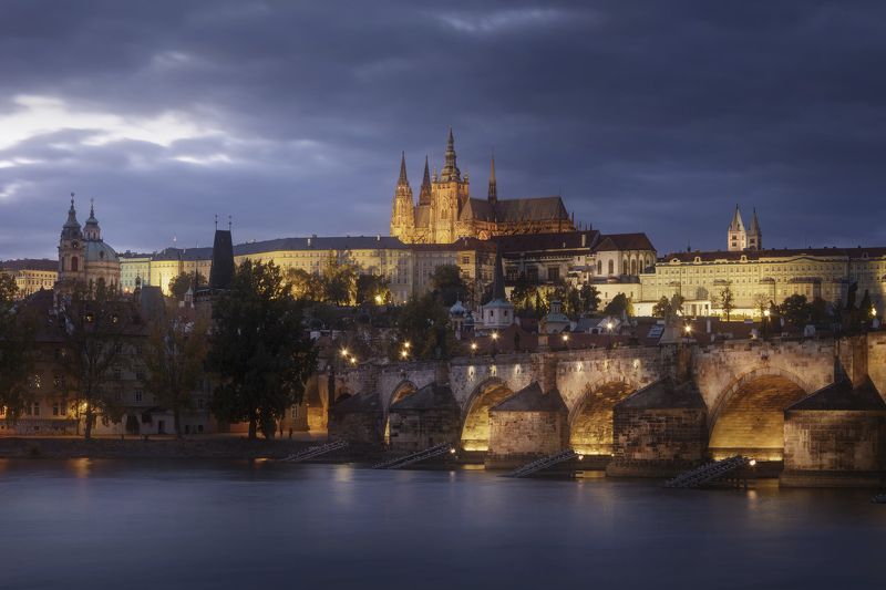 прага, ночь, пражский град, prague castle, сумерки, карлов мост, charles bridge, bridge, мост, башни, храм, европа, город, prague, чехия, europe, czech republic, cityscape, city, street Пражский град и Карлов Мост на закате фото превью