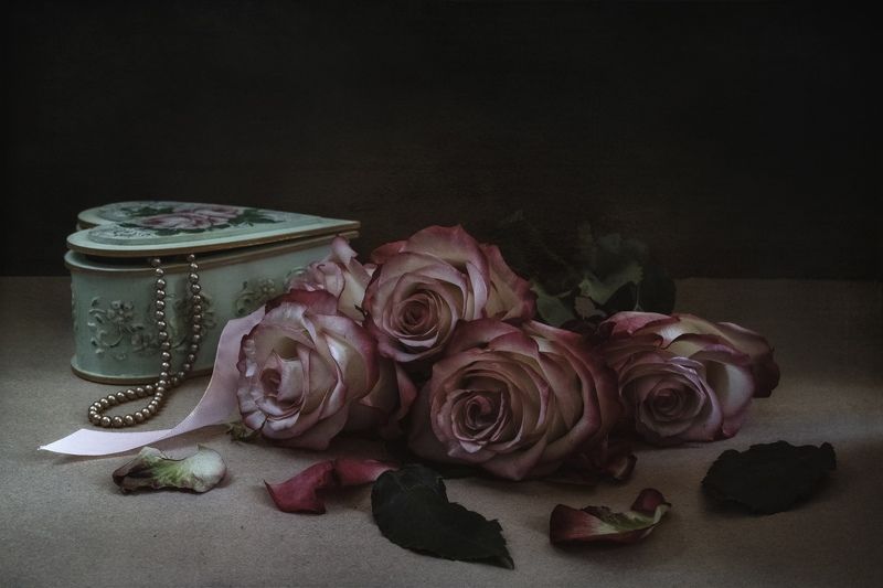 С букетом роз фото превью