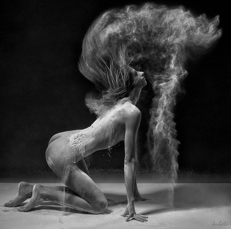 Flying with flour фото превью