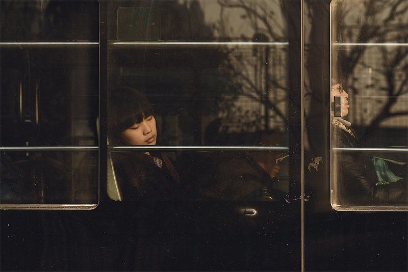 靠窗休憩的女孩 фото превью