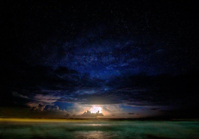 Молния над океаном у острова Палаван фото превью