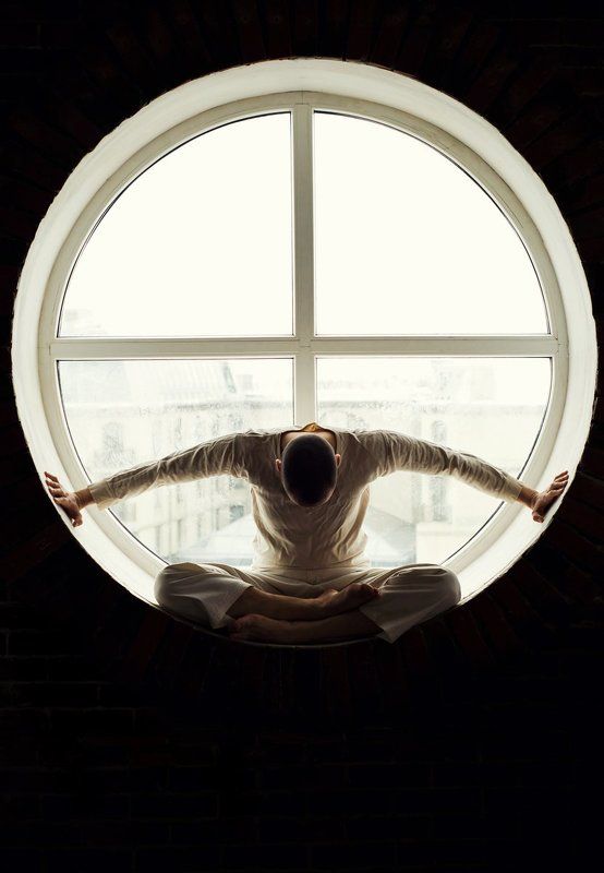 Арт, Замкнутый круг, Мужчина, Мысли, Окно, Портрет, Решение, Руки Раздвигая границы. фото превью