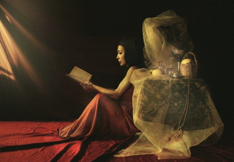 Woman with book фото превью