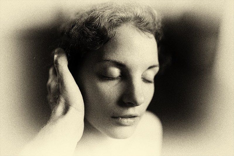 Портрет с рукой фото превью