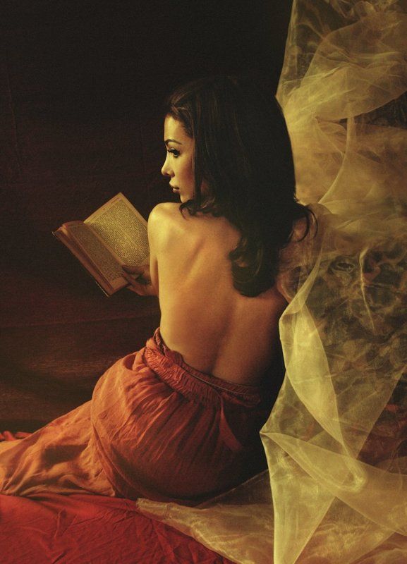 Woman with book II фото превью