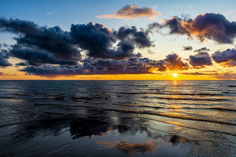 Закат на озере фото превью