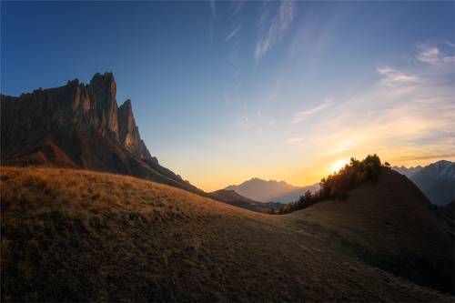 На рассвете.