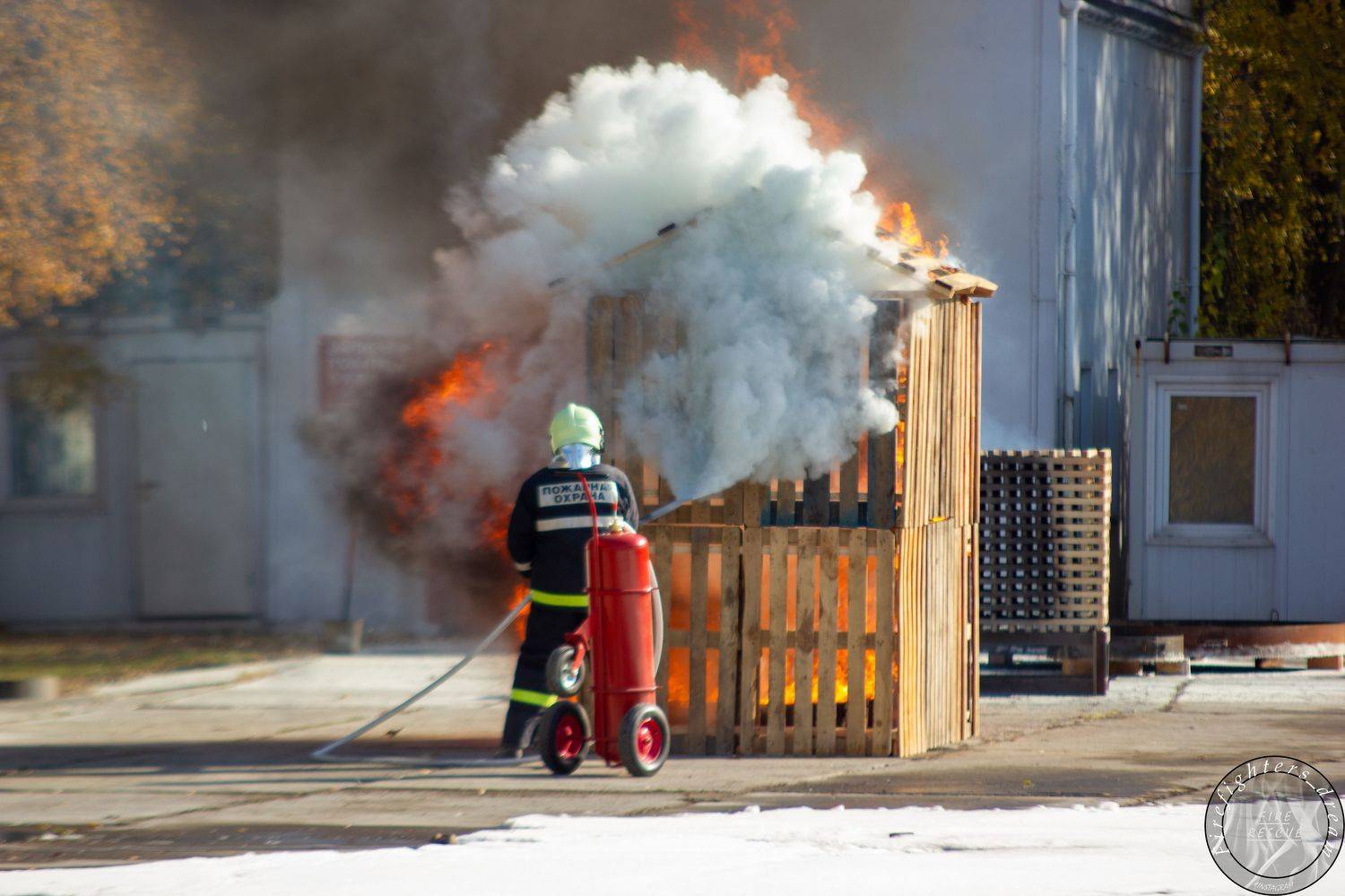 мчс, пожар, пожарные, огнетушитель, огонь, порошок, fire, firefighter, работа, пламя, тушение, россия , Сергей Лашнев