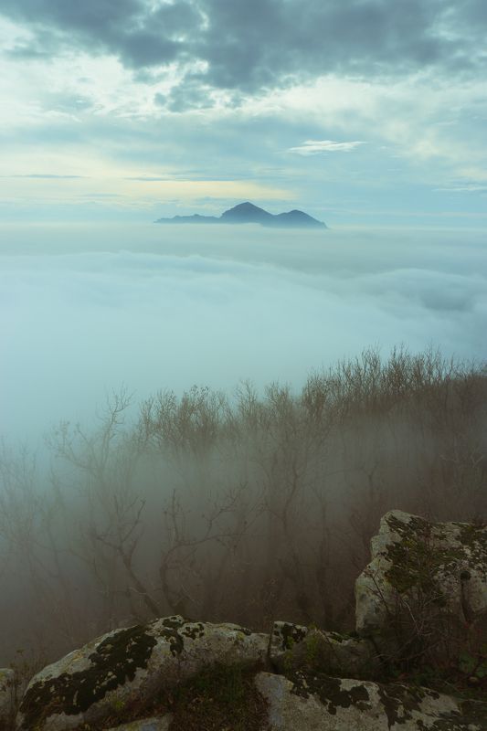 Вид с горы Змейки на юг в туманный день фото превью