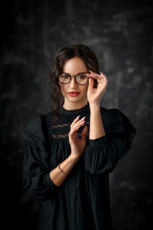 девушка, студия, очки, портрет, женский портрет Dasha фото превью