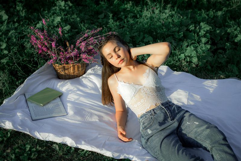 девушка, портрет, закат, цветы,  В затакных лучах фото превью