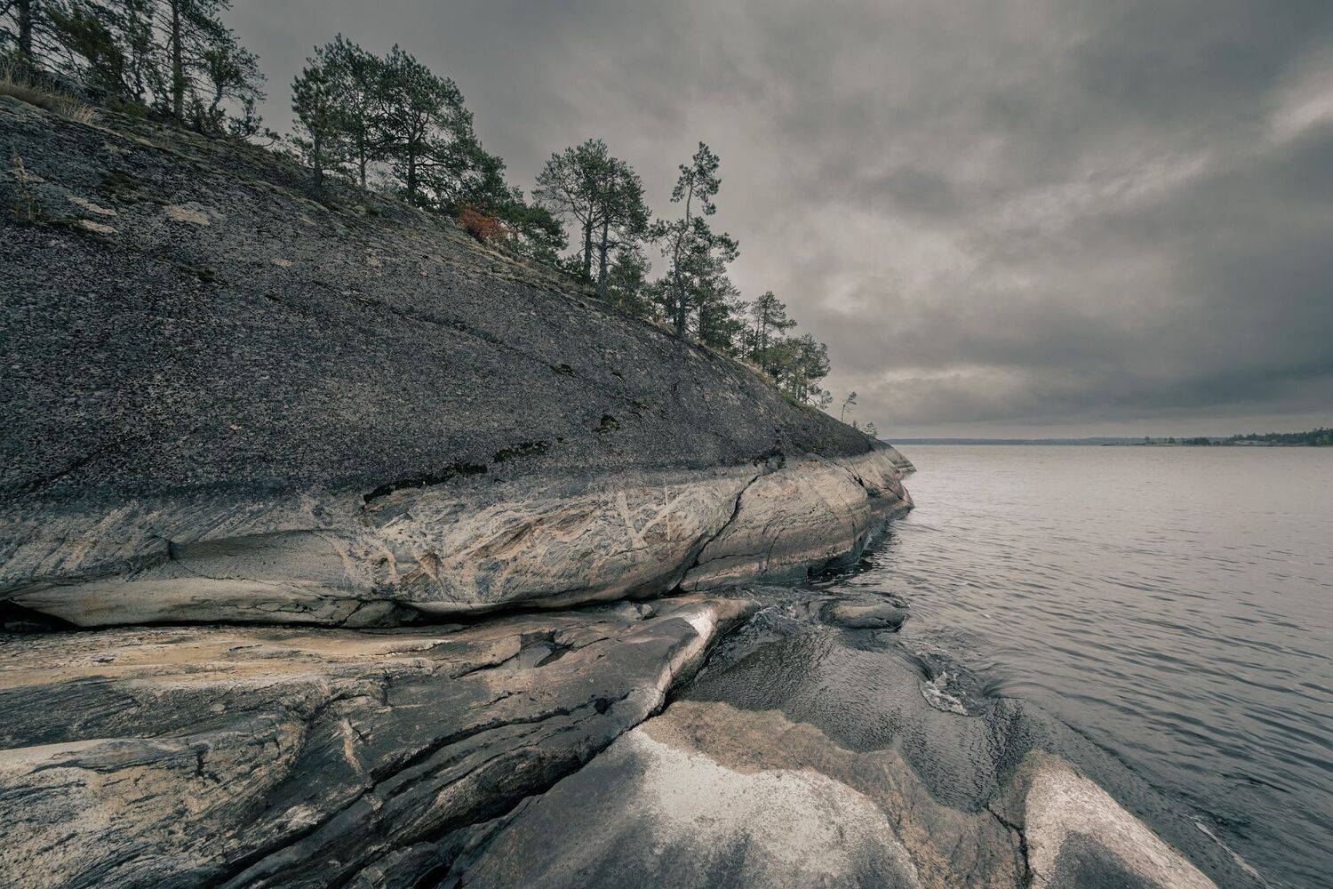 скала, камни, ладога, шхеры, озеро, вода, осень, деревья, небо, облака, сентябрь, холод, пейзаж, природа, путешествие, Андрей Чиж