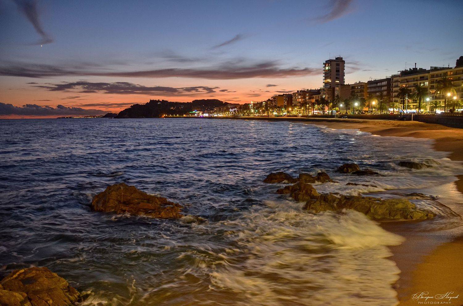 вечер, море, город, закат, волна, прибой, небо, облака, Валерий Наумов