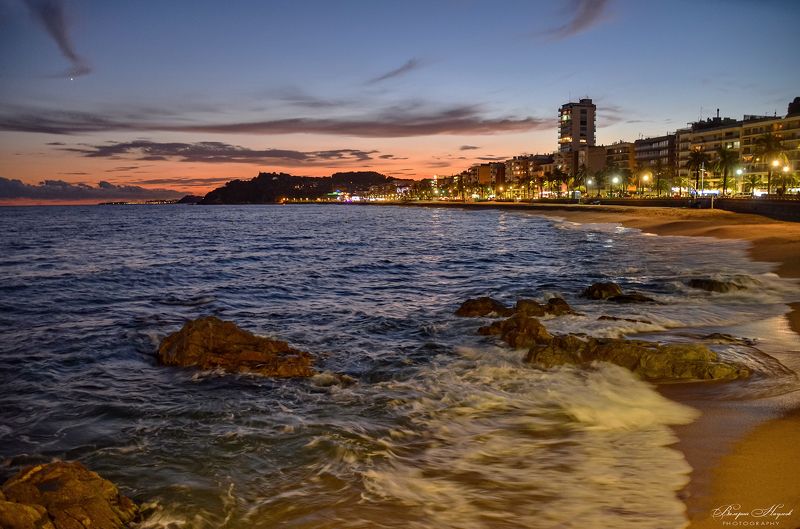 вечер, море, город, закат, волна, прибой, небо, облака Вечерний город у моря фото превью