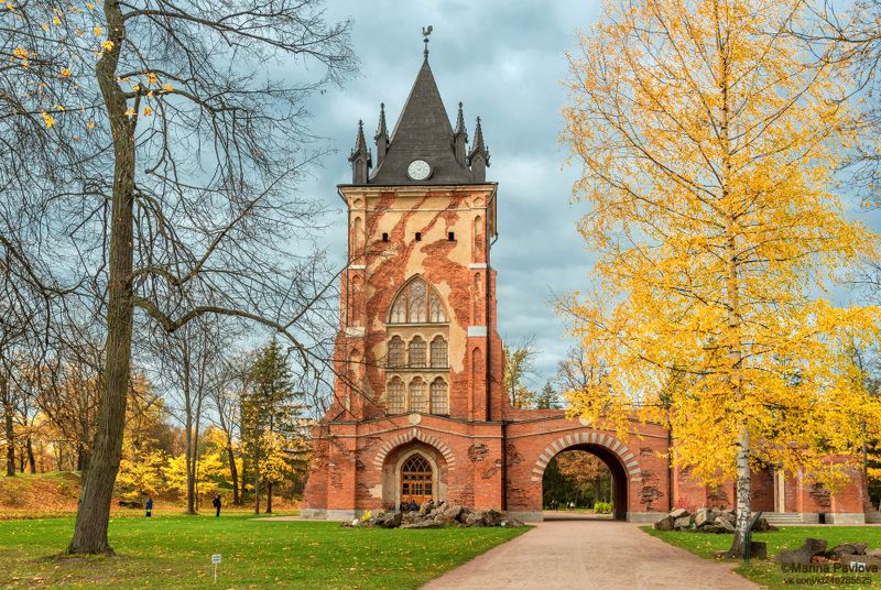 город, город пушкин, царское село, золотая осень, городской пейзаж, пейзажный парк, александровский парк, архитектура, павильон шапель, пригороды петербурга, nikon Осенний замок Шапель фото превью