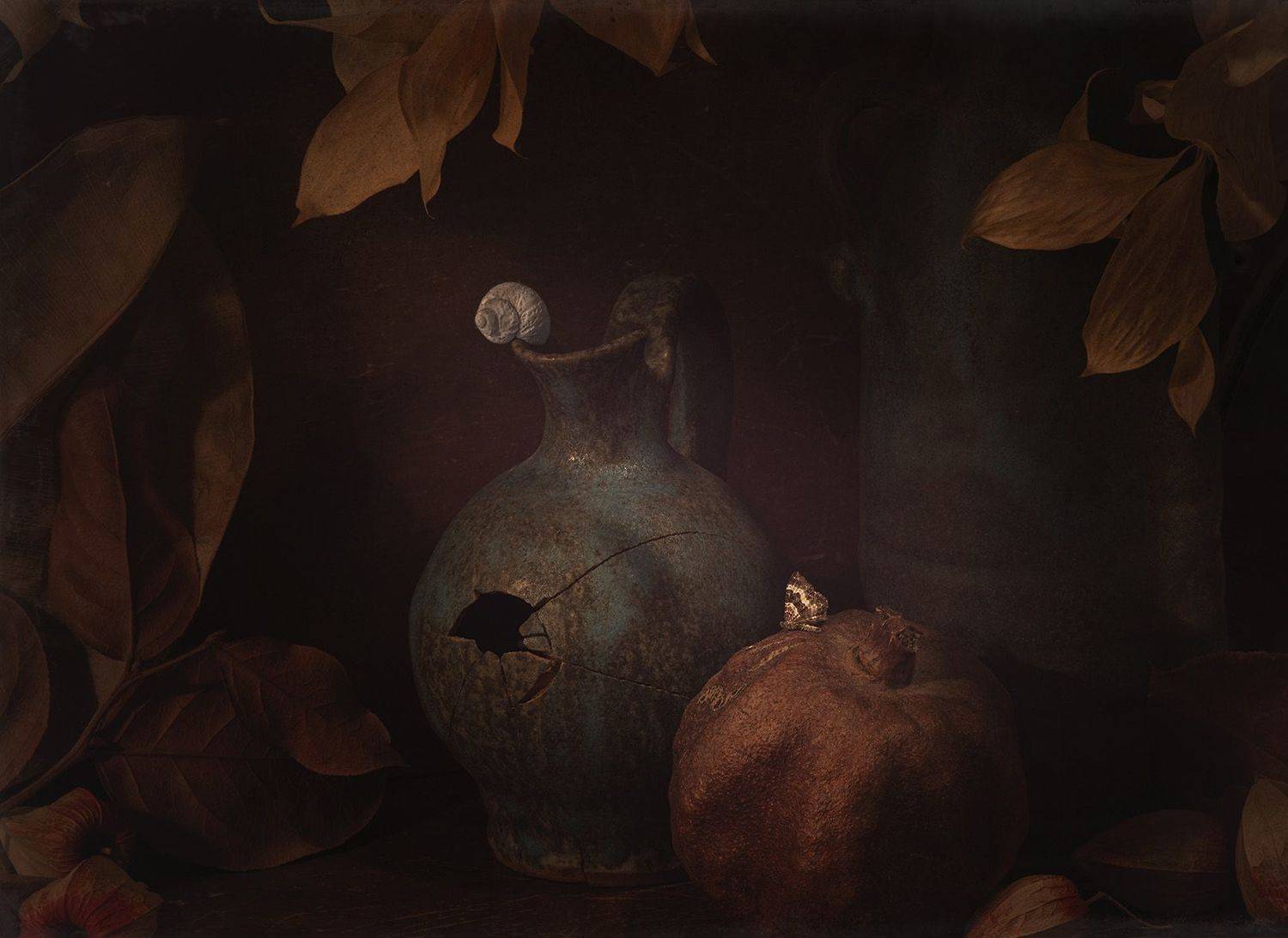 свет, натуральный, стильный, искусственный свет, теплый свет, глинянный кувшин с трещинкой, листья, сухие листья, гранат, темный, кувшин, натюрморт, фон, трещина, сумерки, мистический, керамика, оболочка, древесина, древесина , винтаж, художественное, изо, Игорь Токарев