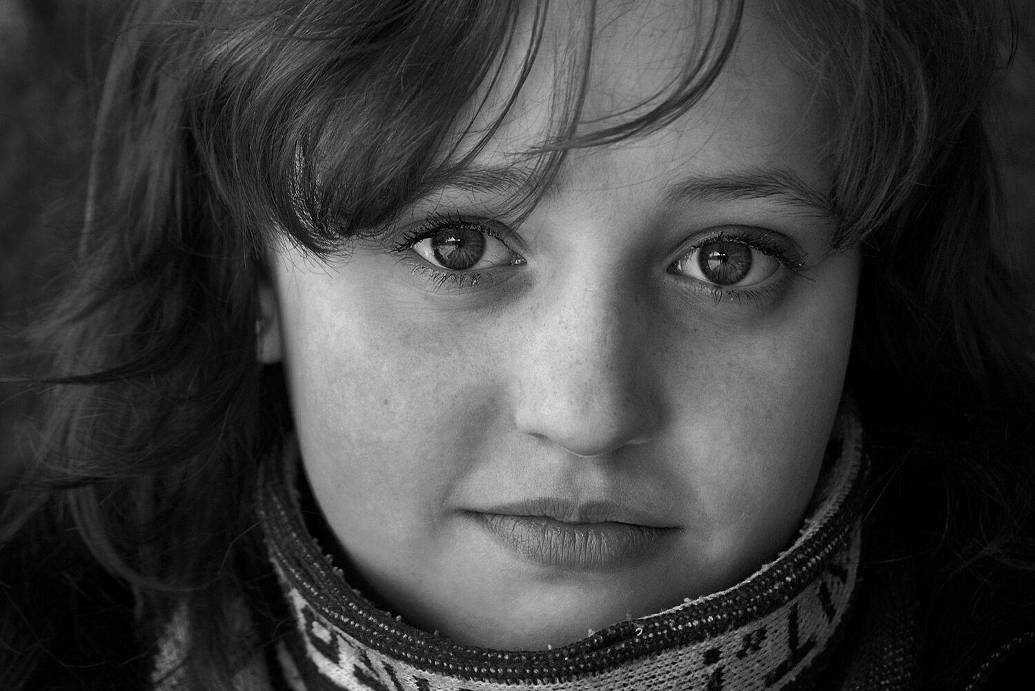 девушка, портрет, глаза, взгляд, волосы, апатиты, Николай Смоляк
