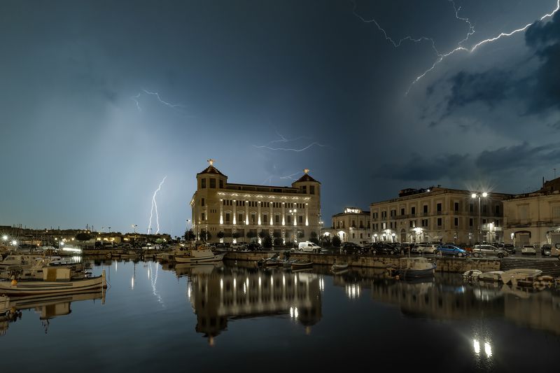 Lightning and lightning bolts over Ortigia (Sicily) фото превью