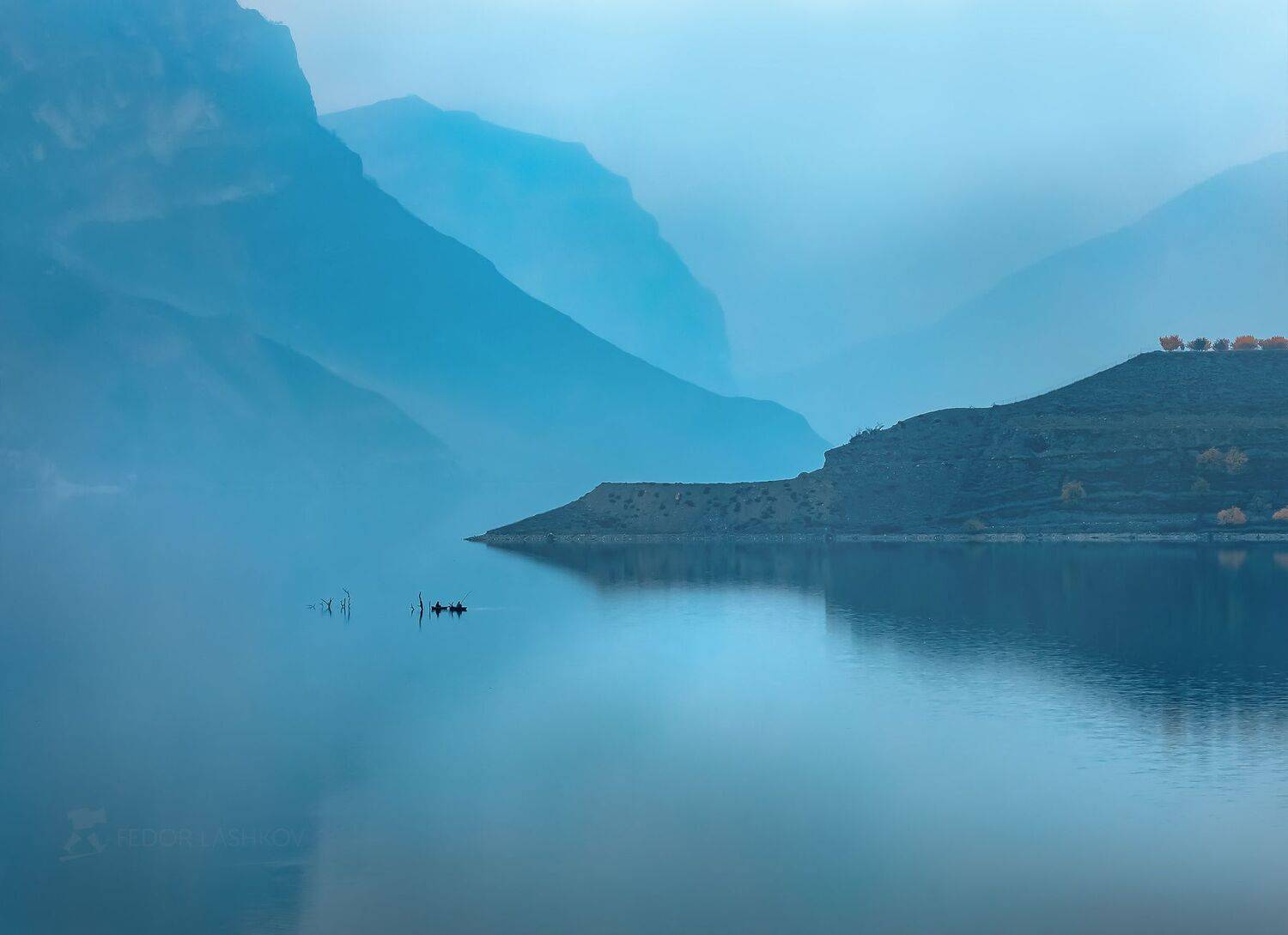 северный кавказ, путешествие, горы, дагестан, ирганайское водохранилище, осень, водоём, озеро, берег, рыбаки, скалы, пасмурно, небо, возвышенность, бирюзовый, синий, голубой, туман, дымка, силуэт,, Лашков Фёдор