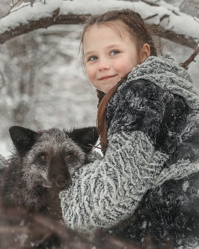 девочка и лиса, чернобурка, фото с животными, лис, лес, зима, дружба, снег Из серии \
