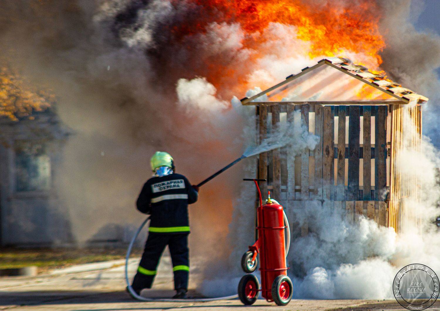 мчс, пожар, пожарные, огнетушитель, огонь, порошок, fire, firefighter, работа, пламя, тушение, россия , Сергей Лашнев