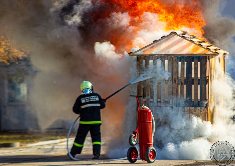 мчс, пожар, пожарные, огнетушитель, огонь, порошок, fire, firefighter, работа, пламя, тушение, россия   фото превью