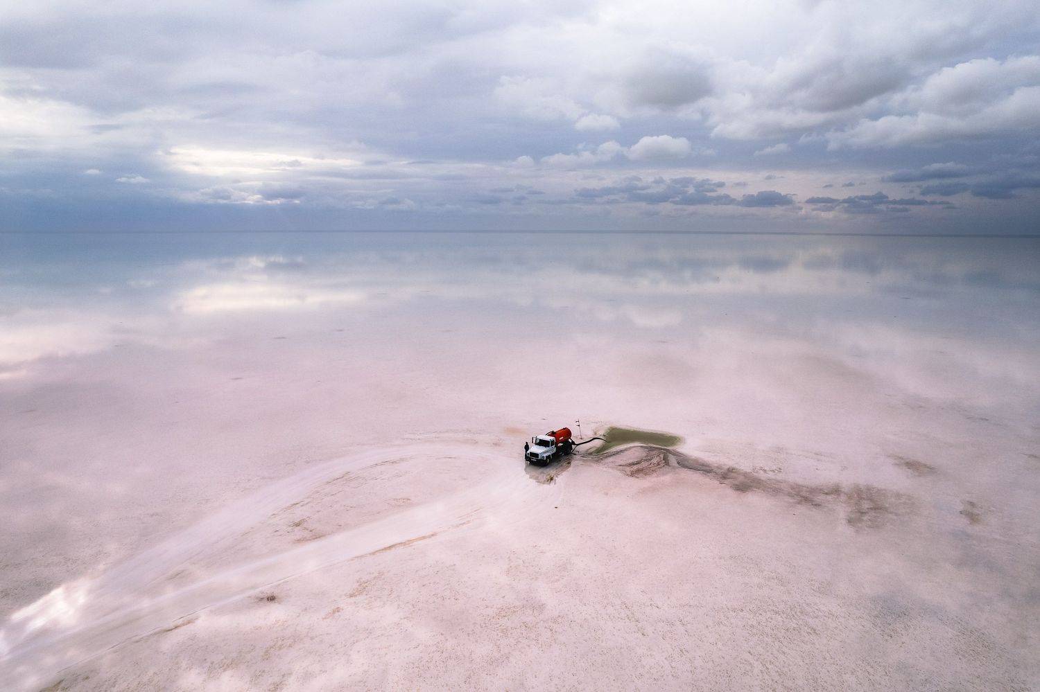 россия, волгоградская область, эльтон, соленое озеро, степь, соль, рапа, грузовик, отражение, Оборотов Алексей