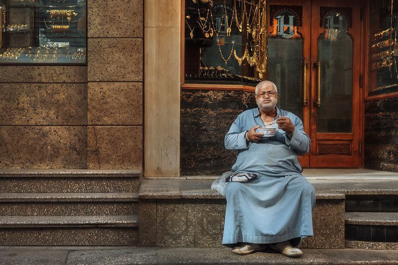 портрет, мужчина, египет, каир, стрит, путешествие, travel, egypt, travelling, today, street Завтрак на рынке Каира фото превью