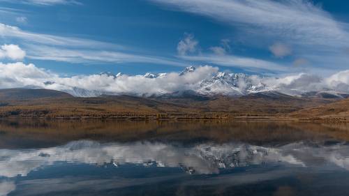 Pro бег облаков над склонами вершины Куркурек…