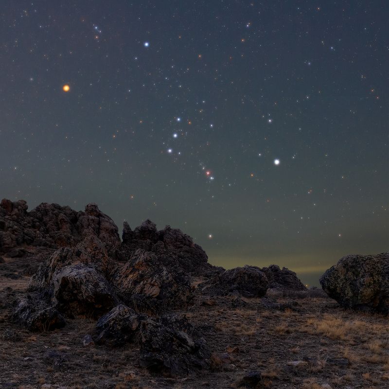 млечный путь, звезды, космос, ночь, длинная выдержка, canon, пейзаж, туманность, степь, сопка, горы, холм, трава, камни, орион, м42, бетельгейзе Охотник над Акшокы фото превью