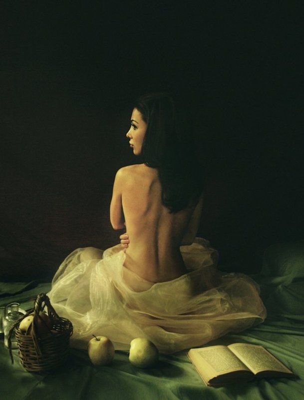 Woman with book and apples II фото превью