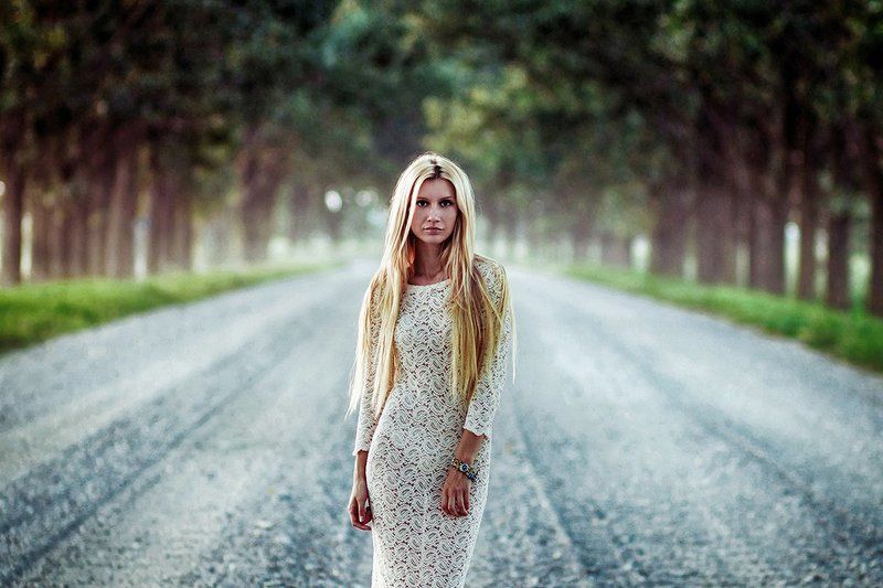вечер, девушка, дорога, кружева, платье, природа  фото превью