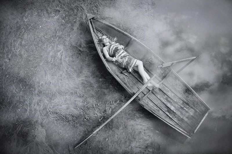 девушка в лодке фото превью