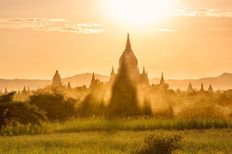 Закат в Багане фото превью