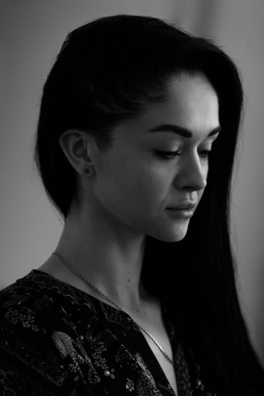 Женя закрыла глаза фото превью