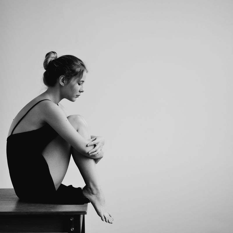 девушка,портрет,студия Loneliness (Одиночество) фото превью