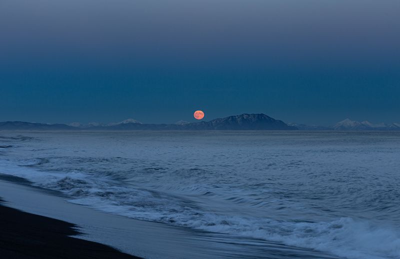 Восход полной луны над Халактырским пляжем. Камчатка. фото превью